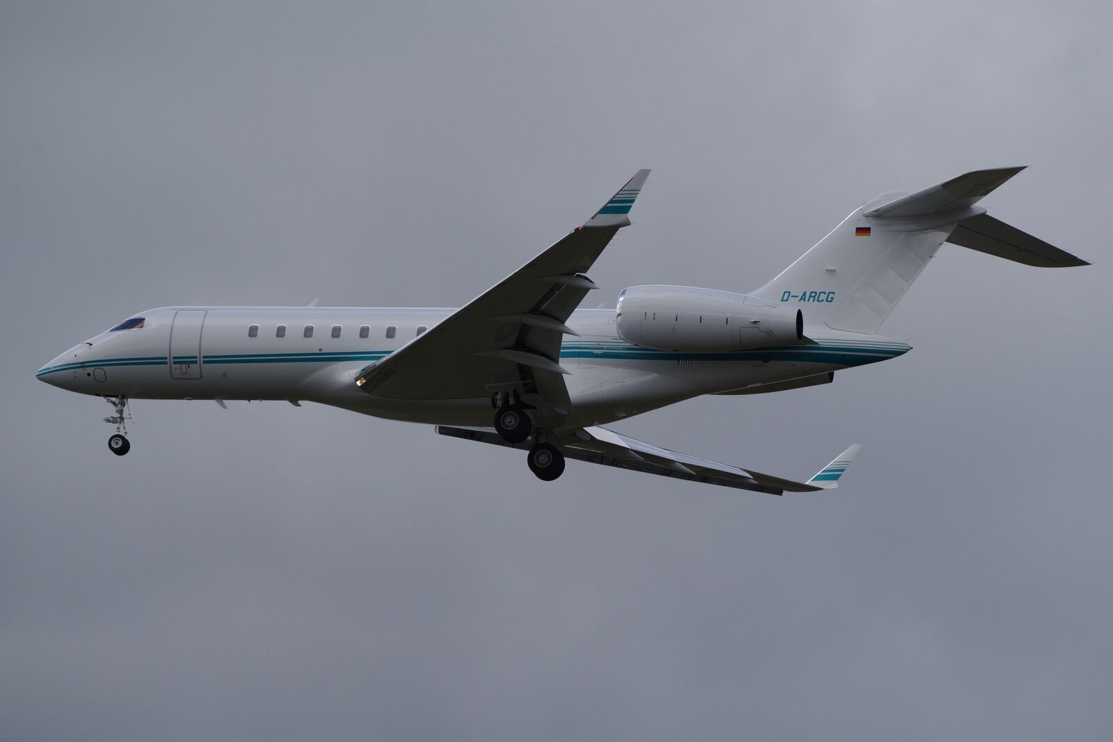 Gulfstream G550 heavy jet on final approach