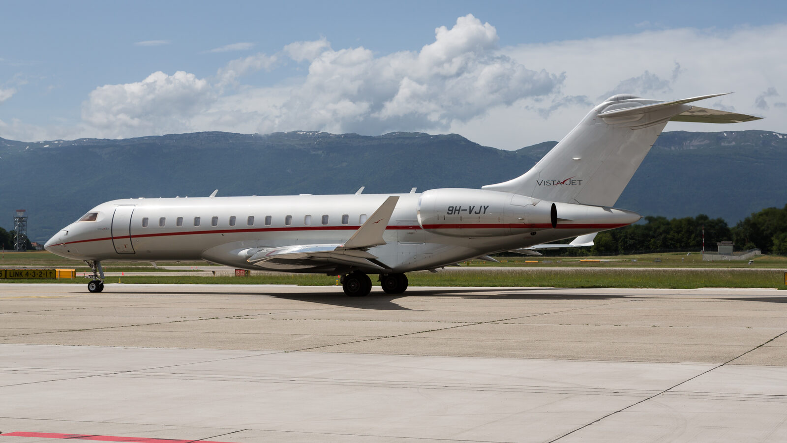 Bombardier Global 6000 exterior