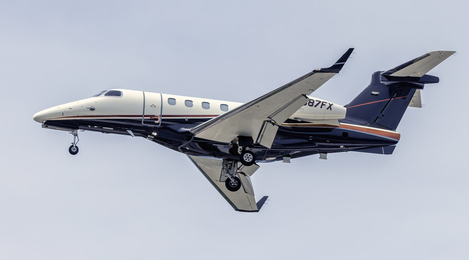 Embraer Phenom 300 exterior